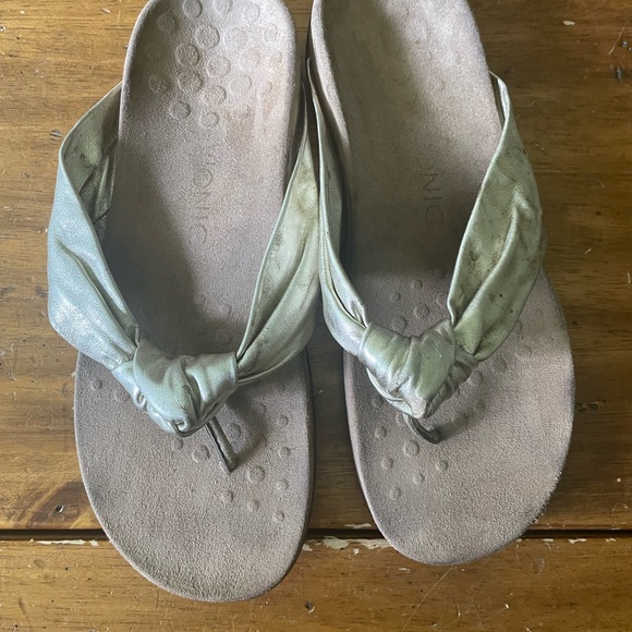 Vionic Orthaheel Pippa Metallic Gold Knot Flip Flop Sandals Size 8.5 - Picture 2 of 7